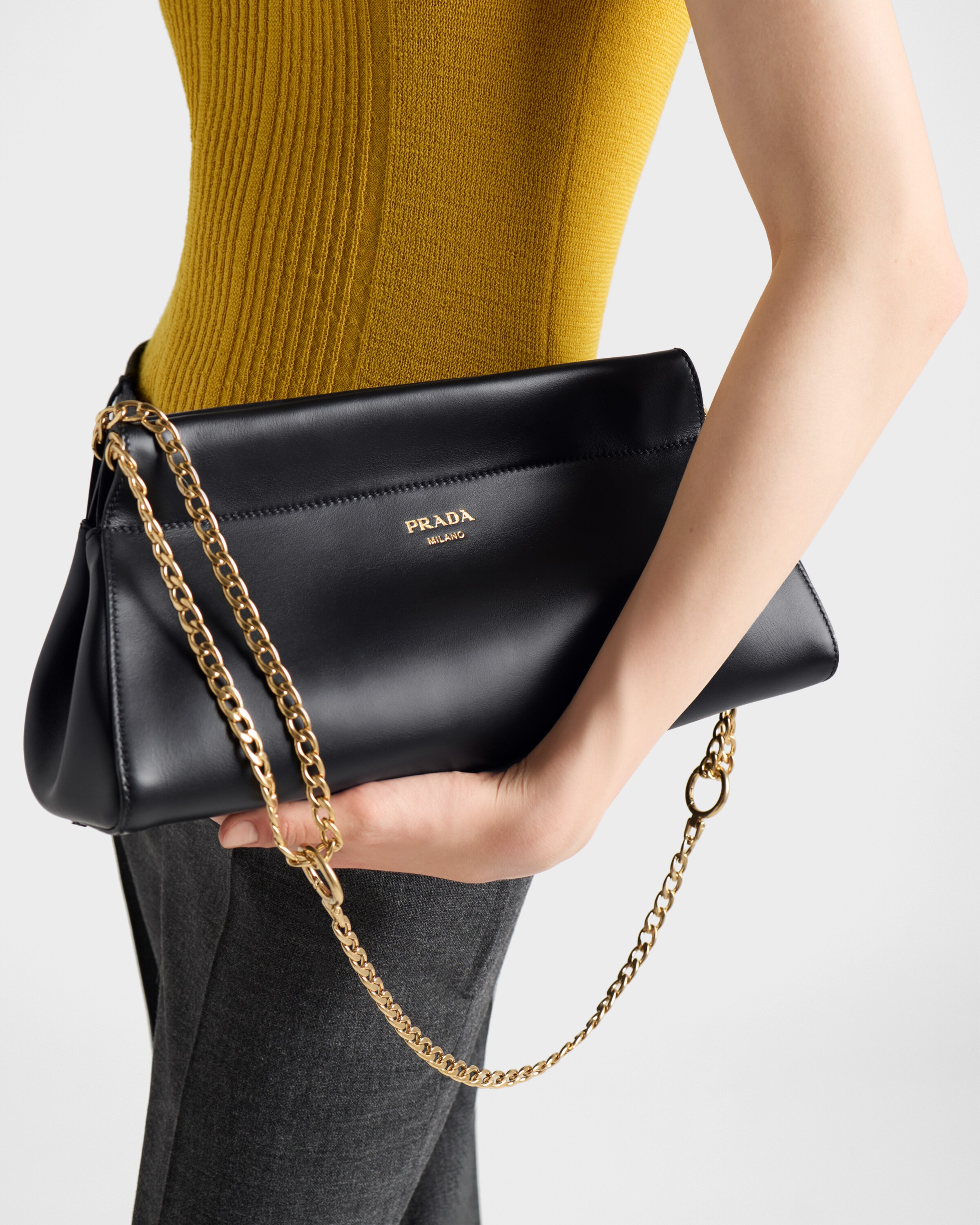 ブラック プラダ アンシェネ ミディアム レザーバッグ | PRADA - 日本
