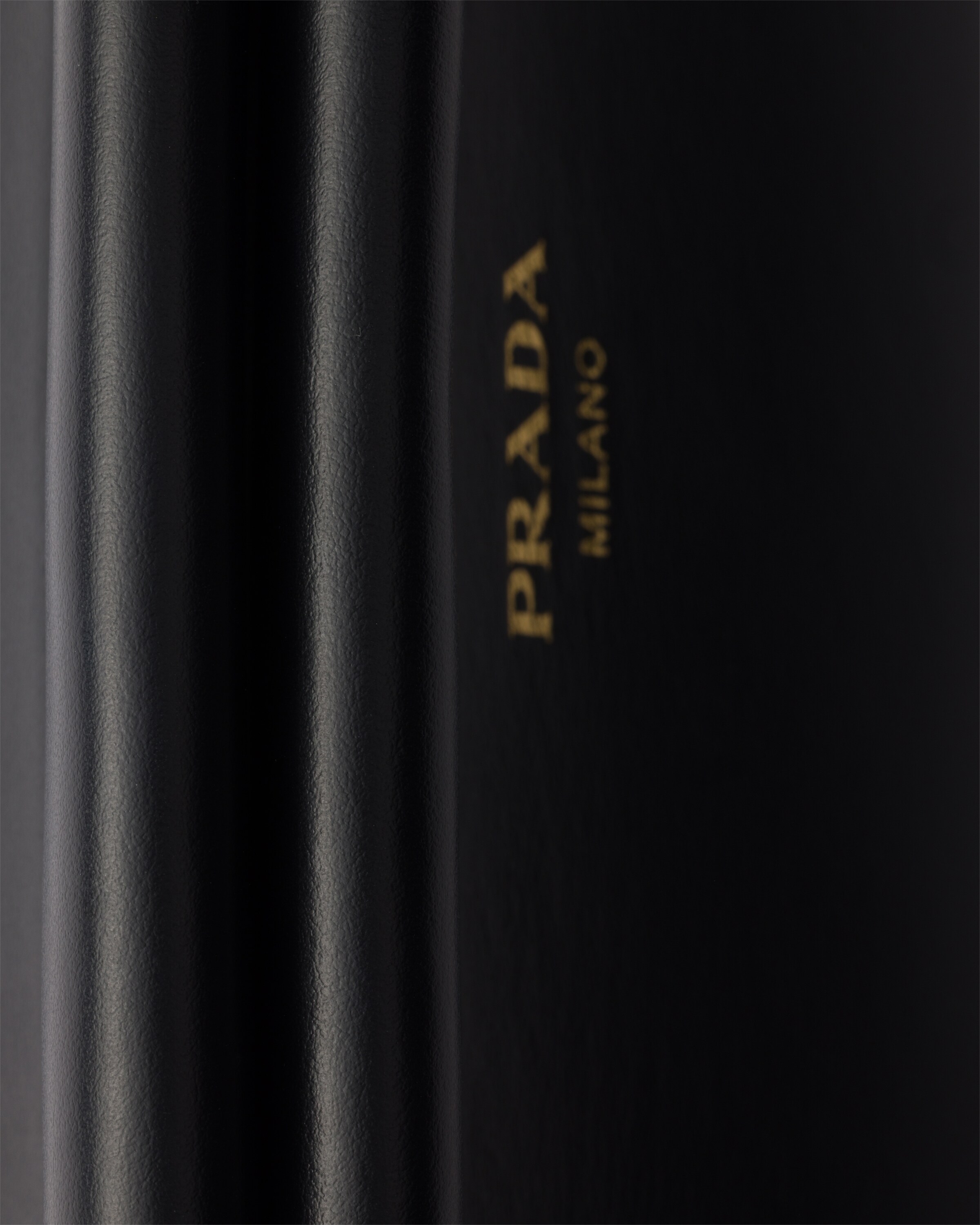 ブラック プラダ アンシェネ ミディアム レザーバッグ | PRADA - 日本