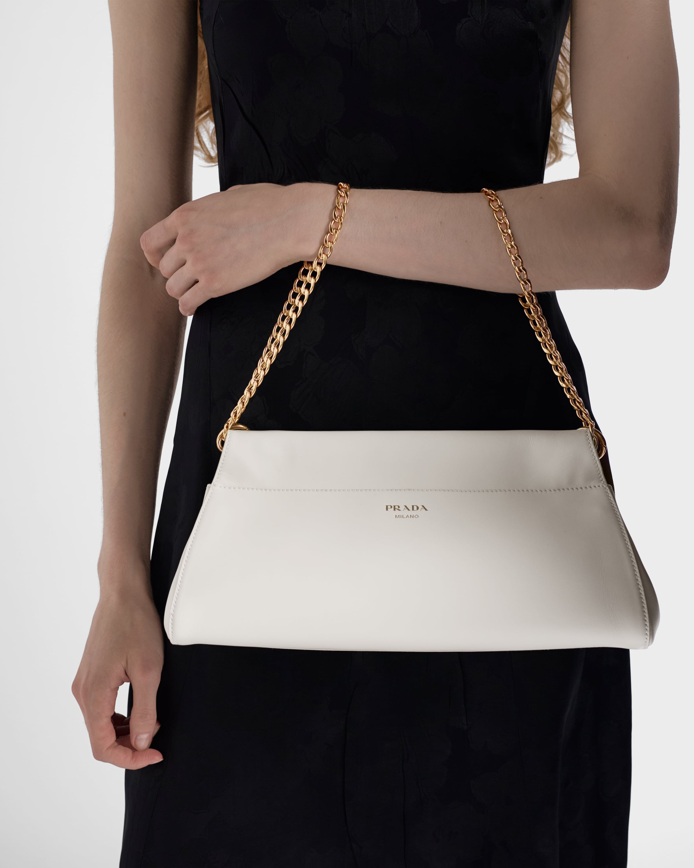ホワイト プラダ アンシェネ ミディアム レザーバッグ | PRADA - 日本
