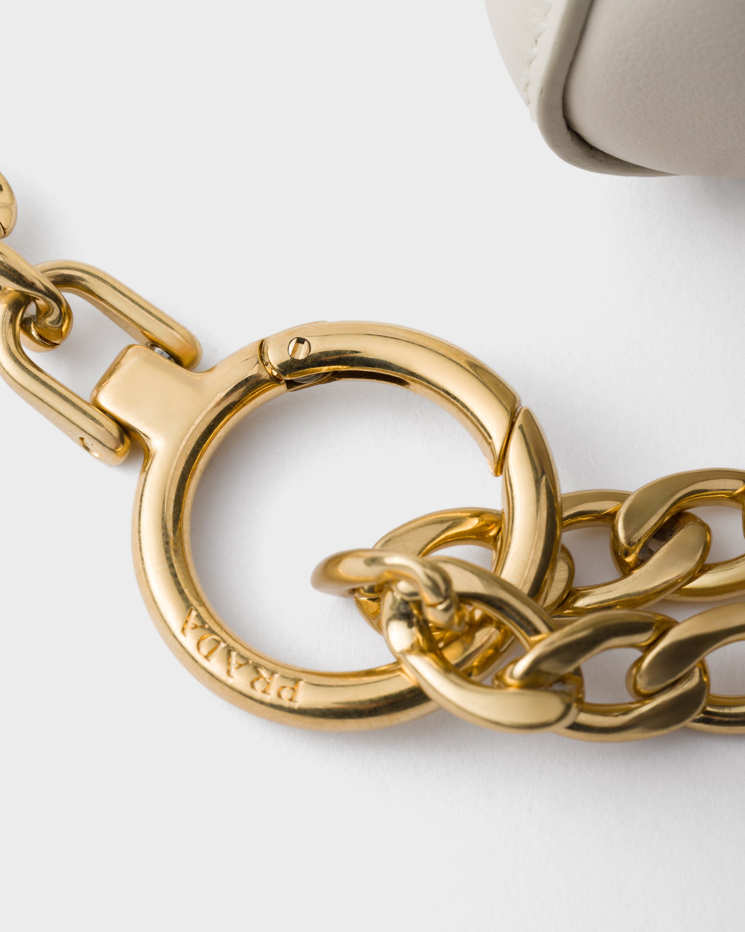 ホワイト プラダ アンシェネ ミディアム レザーバッグ | PRADA - 日本