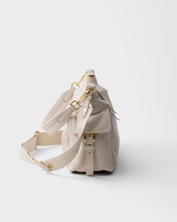 프라다 익스플로어 라지 나파 가죽 핸드백 - 초크 화이트 프라다 익스플로어 라지 나파 가죽 핸드백 - 초크 화이트