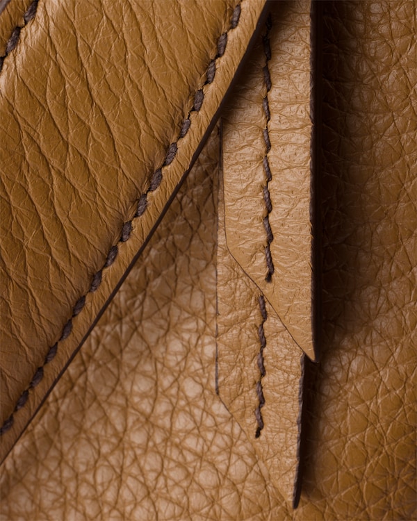 Bolso bandolera Prada Aimée de piel grande Bolso bandolera Prada Aimée de piel grande