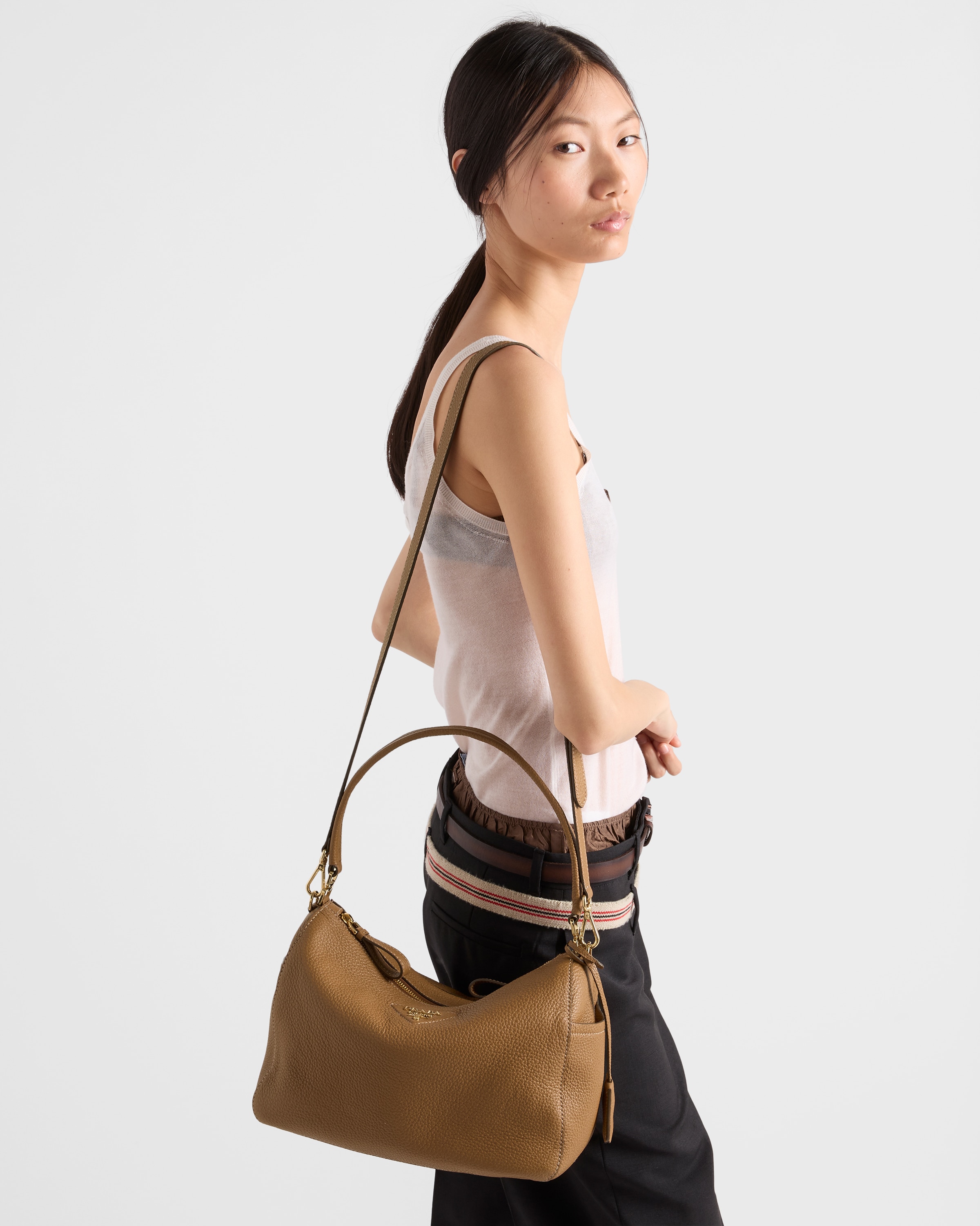 キャラメル ミディアム レザー ショルダーバッグ | PRADA - 日本