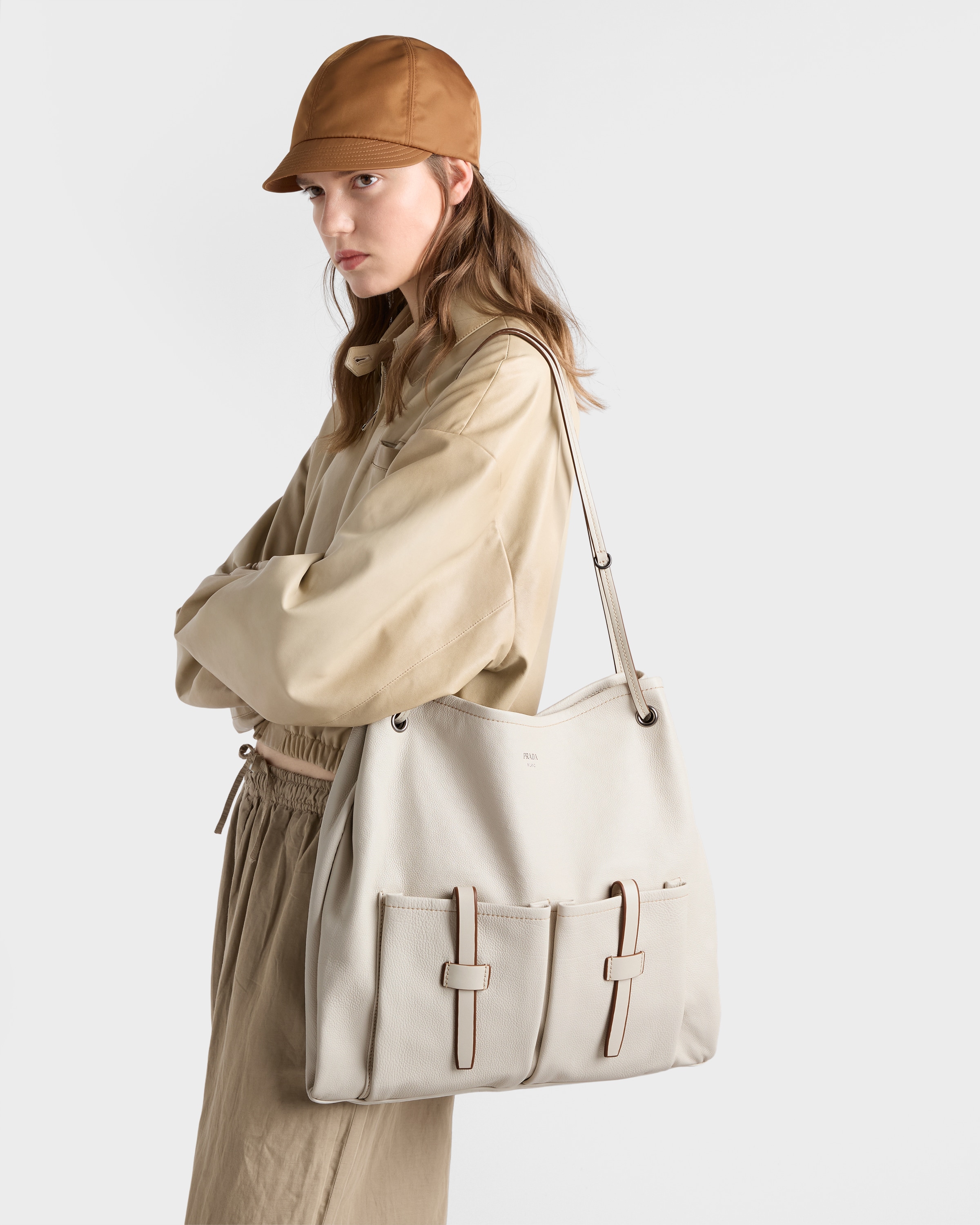 チョークホワイト プラダ ルート ラージ レザーバッグ | PRADA - 日本