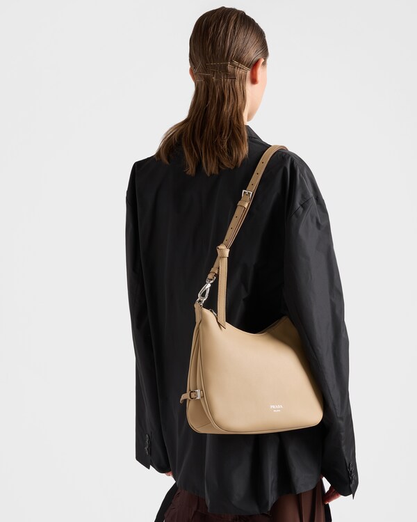 プラダ フォールド ミディアム レザーバッグ - サンドベージュ プラダ フォールド ミディアム レザーバッグ - サンドベージュ
