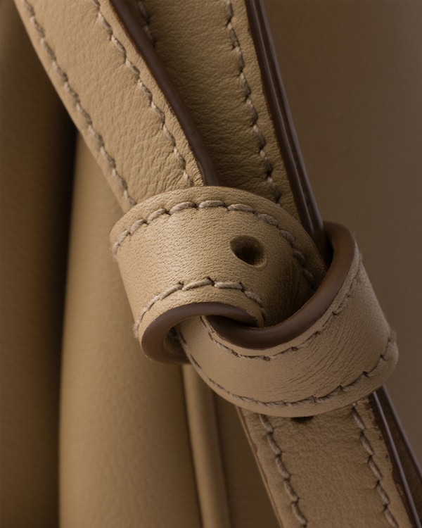 プラダ フォールド ミディアム レザーバッグ - サンドベージュ プラダ フォールド ミディアム レザーバッグ - サンドベージュ