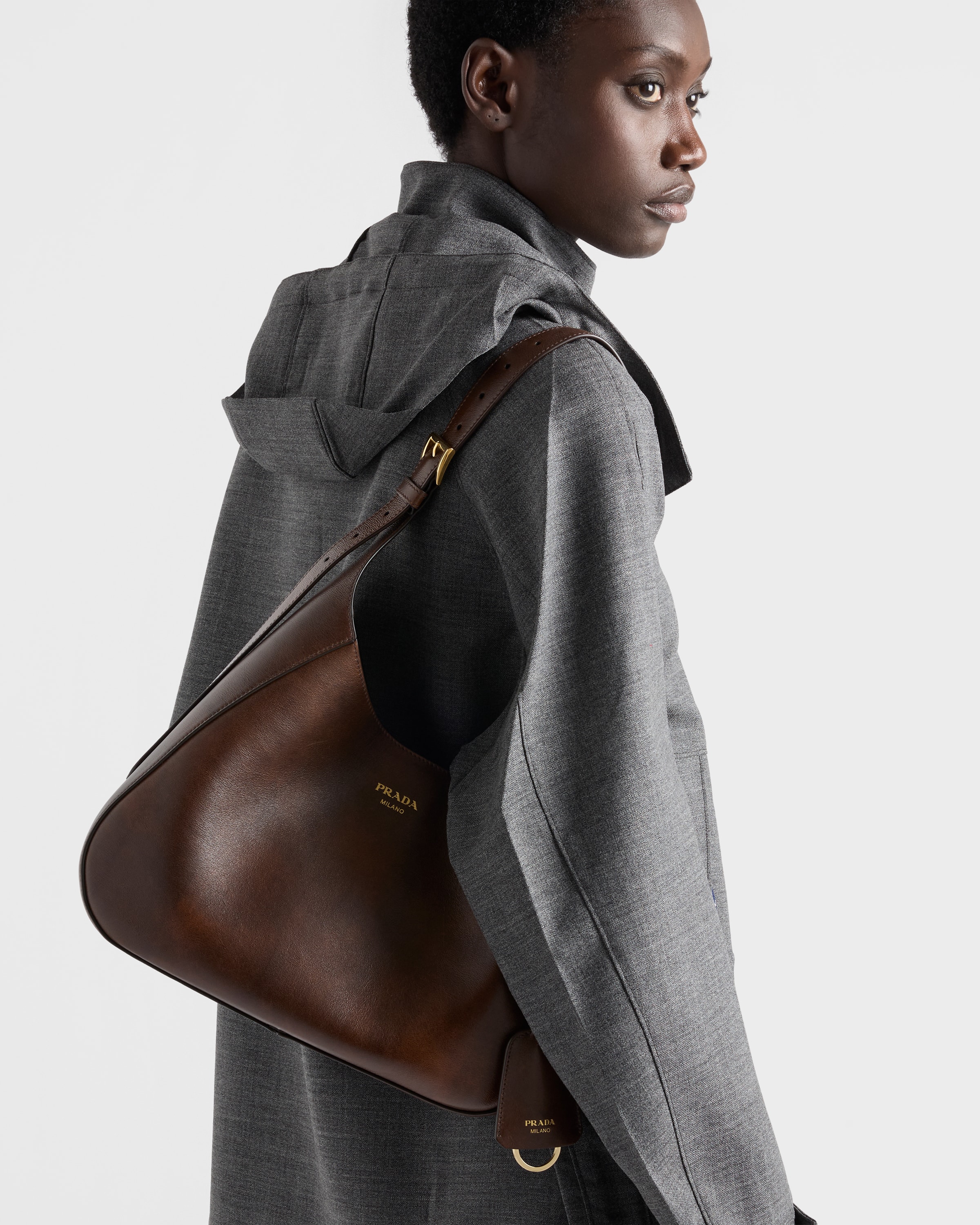 ココアブラウン プラダ ブギ ミディアム レザー バッグ | PRADA - 日本