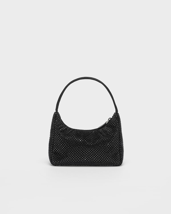 حقيبة Prada Re-Edition صغيرة من الساتان مزيّنة بالكريستال حقيبة Prada Re-Edition صغيرة من الساتان مزيّنة بالكريستال