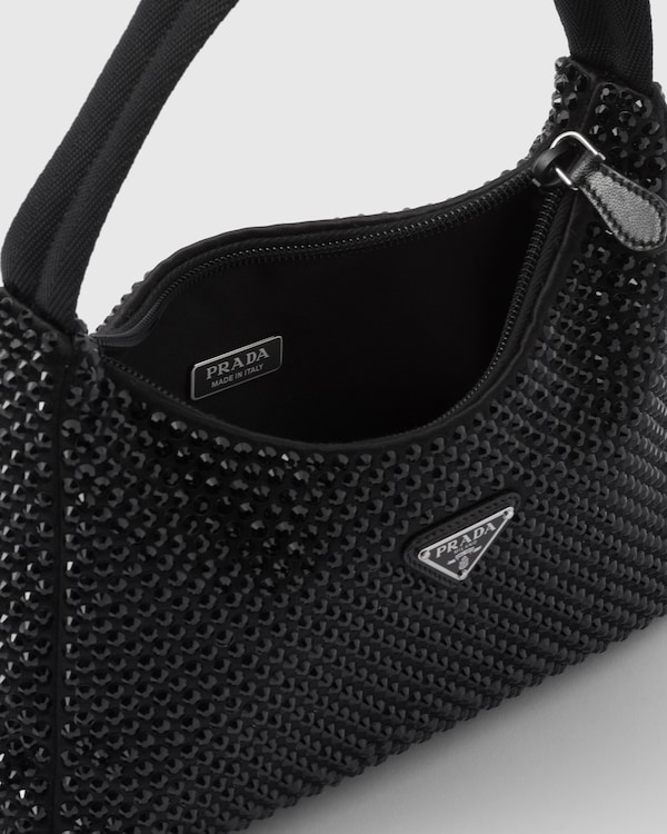 حقيبة Prada Re-Edition صغيرة من الساتان مزيّنة بالكريستال حقيبة Prada Re-Edition صغيرة من الساتان مزيّنة بالكريستال