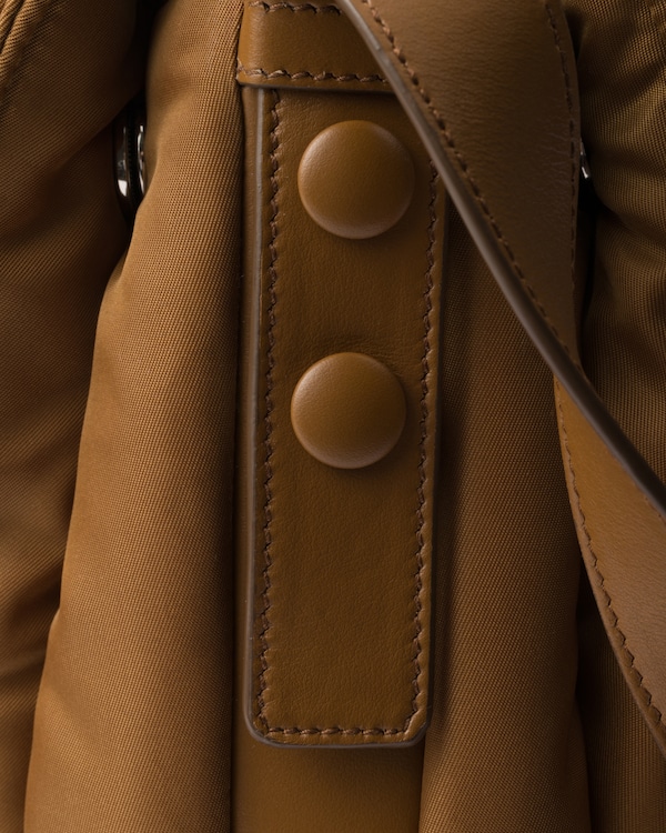 Prada Traveller Große Schultertasche aus gepolstertem Re-Nylon - Brandy Prada Traveller Große Schultertasche aus gepolstertem Re-Nylon - Brandy