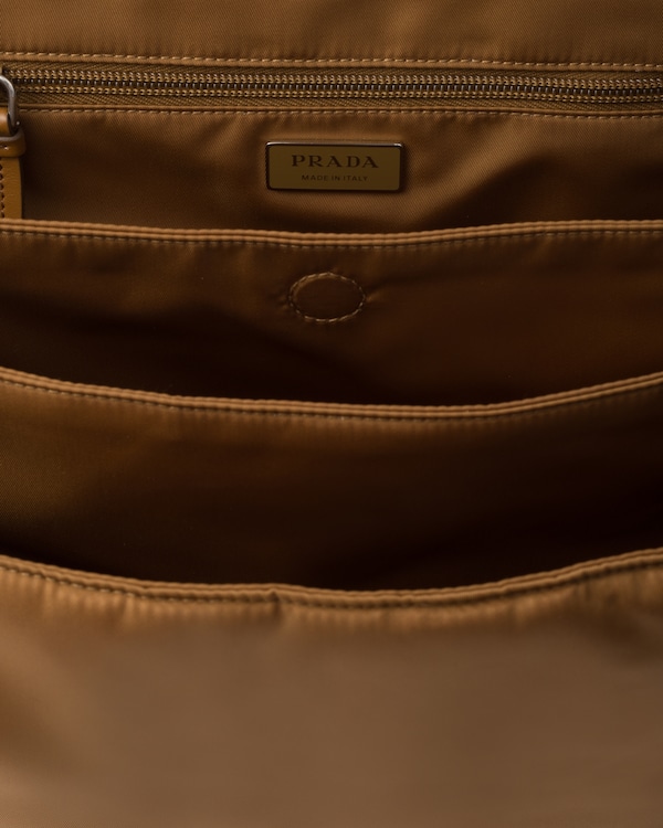 Prada Traveller Große Schultertasche aus gepolstertem Re-Nylon - Brandy Prada Traveller Große Schultertasche aus gepolstertem Re-Nylon - Brandy