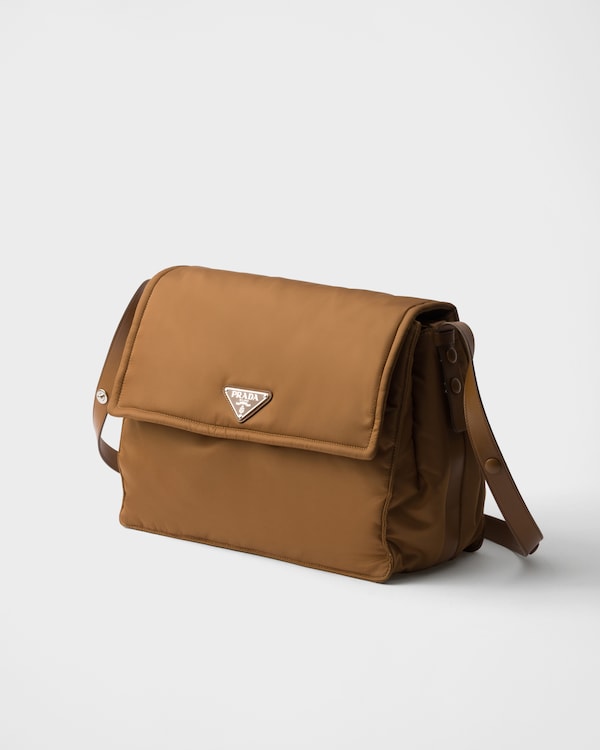 Prada Traveller Große Schultertasche aus gepolstertem Re-Nylon - Brandy Prada Traveller Große Schultertasche aus gepolstertem Re-Nylon - Brandy