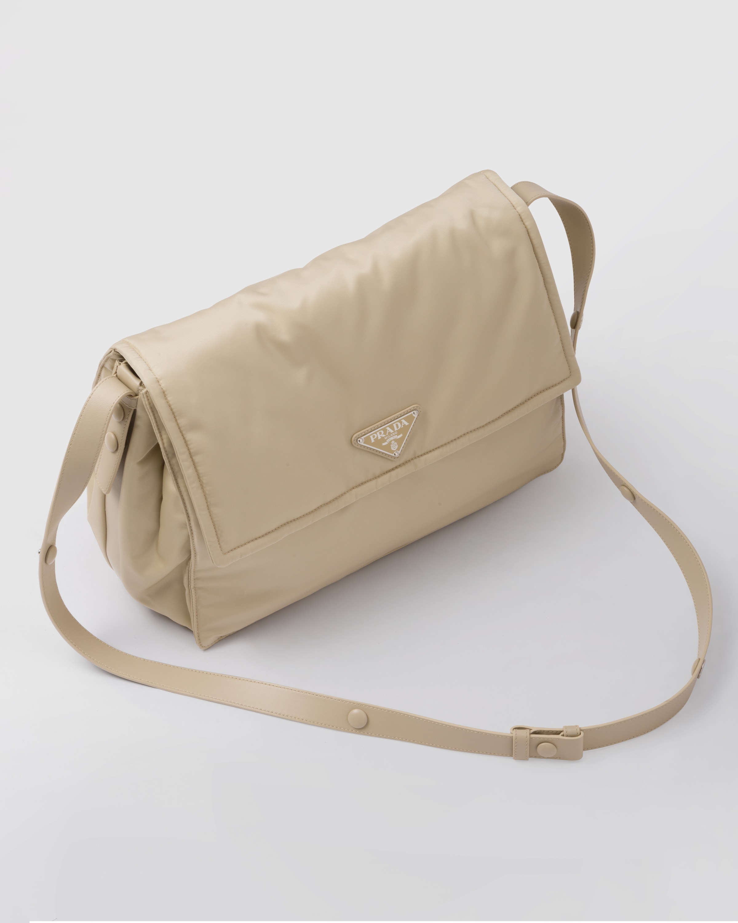 Prada حقيبة كتف مبطنة من قماش Re\u002DNylon بحجم كبير 3