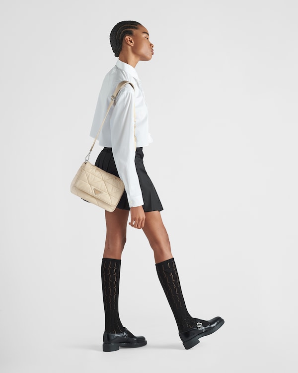 Schultertasche aus gepolstertem Re-Nylon Schultertasche aus gepolstertem Re-Nylon