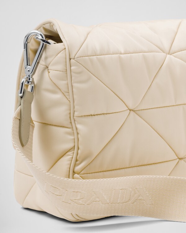 Schultertasche aus gepolstertem Re-Nylon Schultertasche aus gepolstertem Re-Nylon