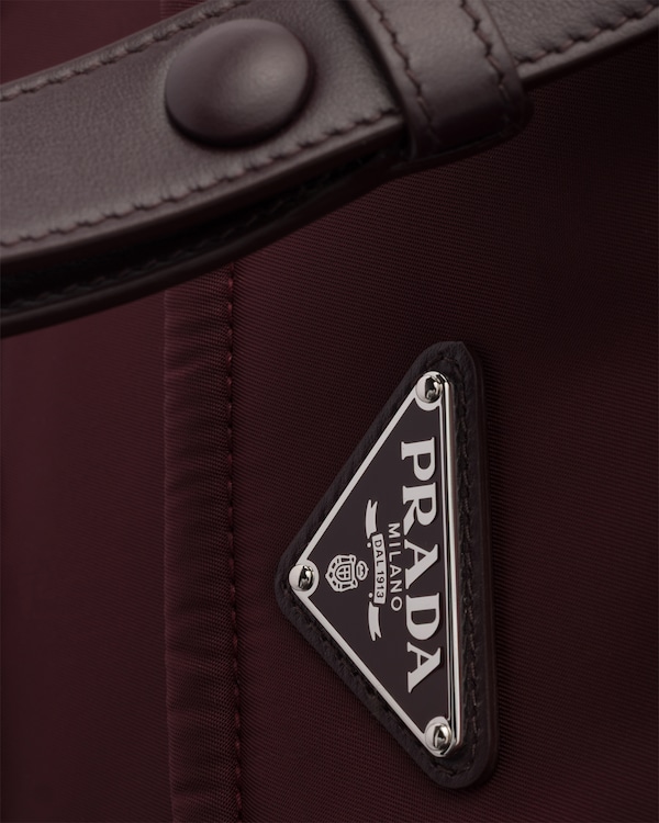 Borsa Prada Traveller small in Re-Nylon imbottito - Bordeaux Borsa Prada Traveller small in Re-Nylon imbottito - Bordeaux