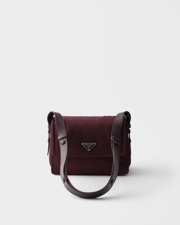 Borsa Prada Traveller small in Re-Nylon imbottito - Bordeaux Borsa Prada Traveller small in Re-Nylon imbottito - Bordeaux