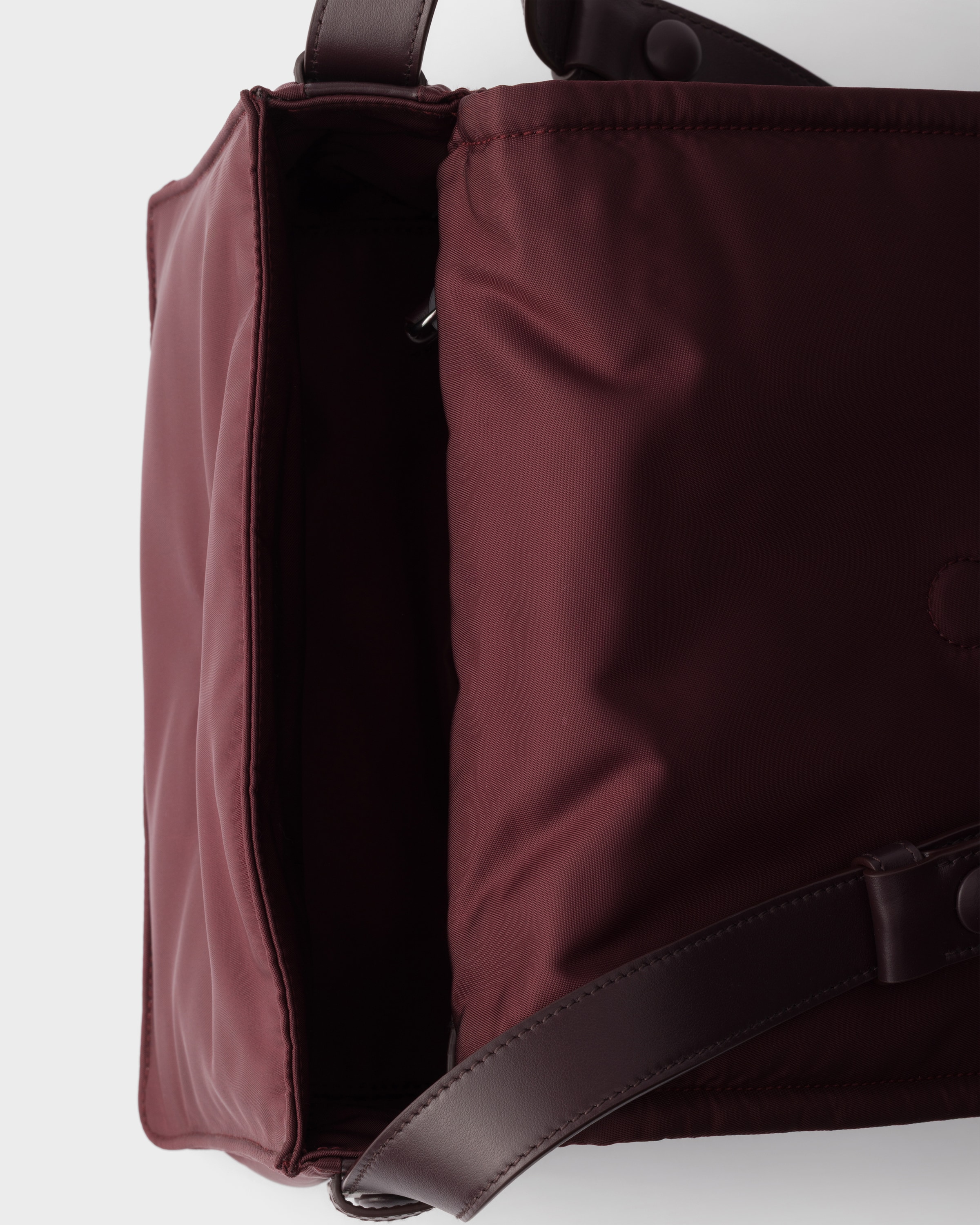 Borsa Prada Traveller small in Re-Nylon imbottito