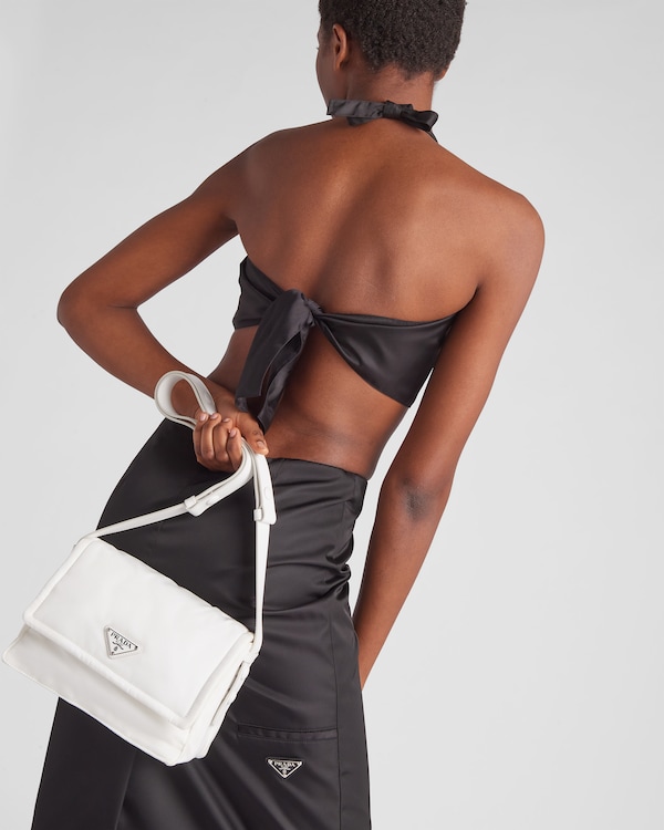 Petit sac porté épaule Prada Traveller en Re-Nylon matelassé Petit sac porté épaule Prada Traveller en Re-Nylon matelassé