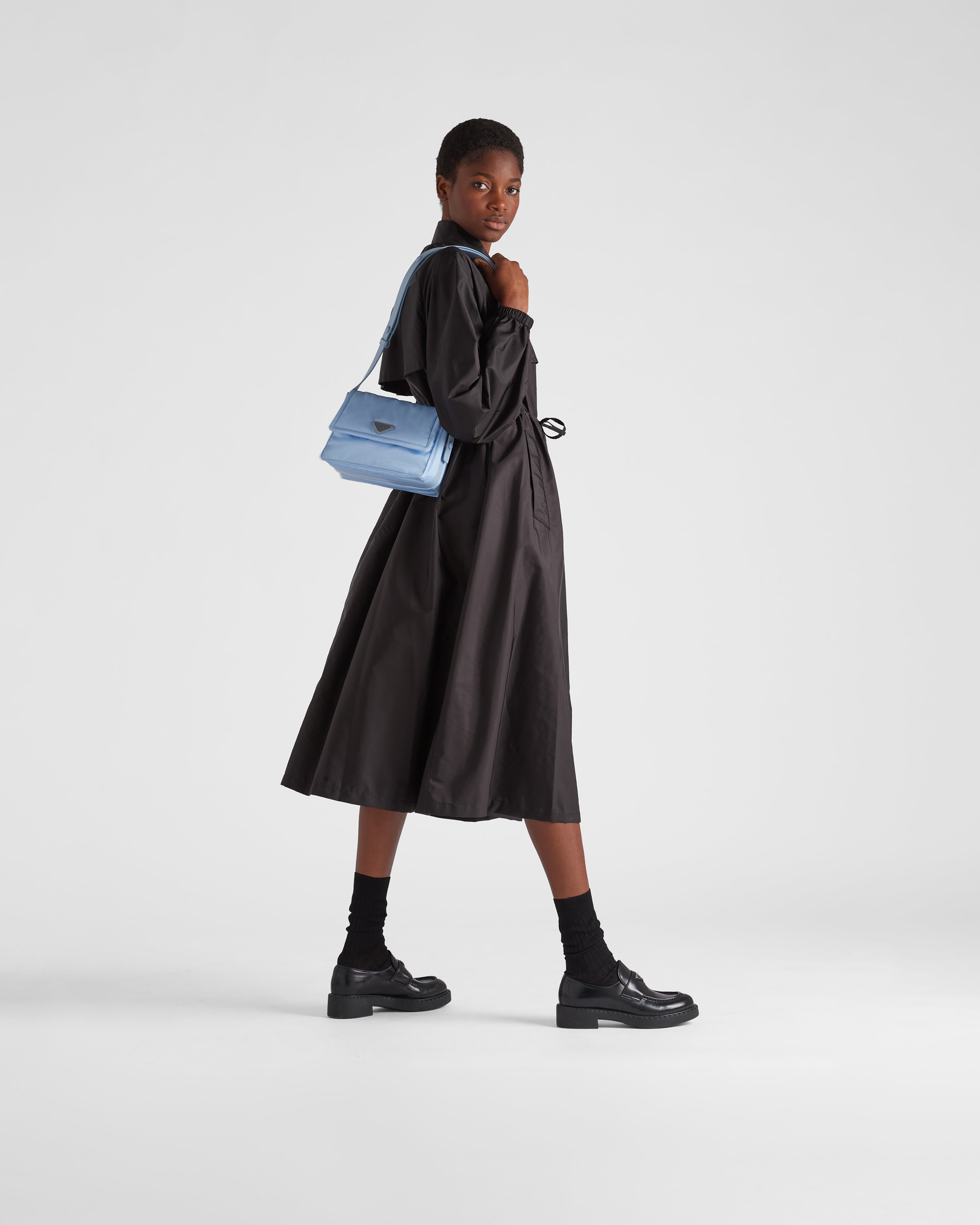 Prada حقيبة كتف مبطنة من قماش Re\u002DNylon بحجم صغير 7