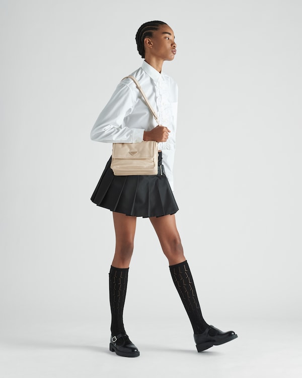 Prada Traveller Kleine Schultertasche aus gepolstertem Re-Nylon Prada Traveller Kleine Schultertasche aus gepolstertem Re-Nylon