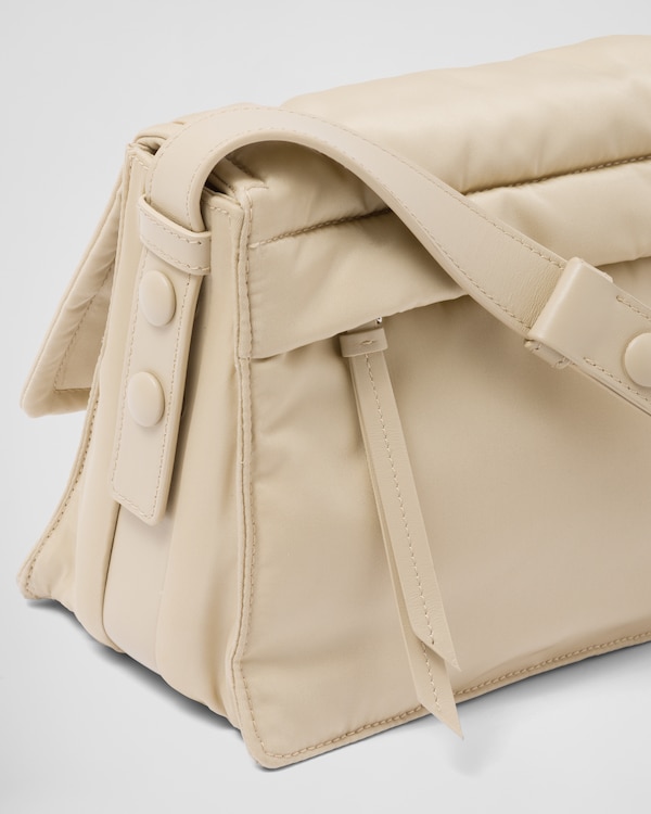 Prada Traveller Kleine Schultertasche aus gepolstertem Re-Nylon Prada Traveller Kleine Schultertasche aus gepolstertem Re-Nylon