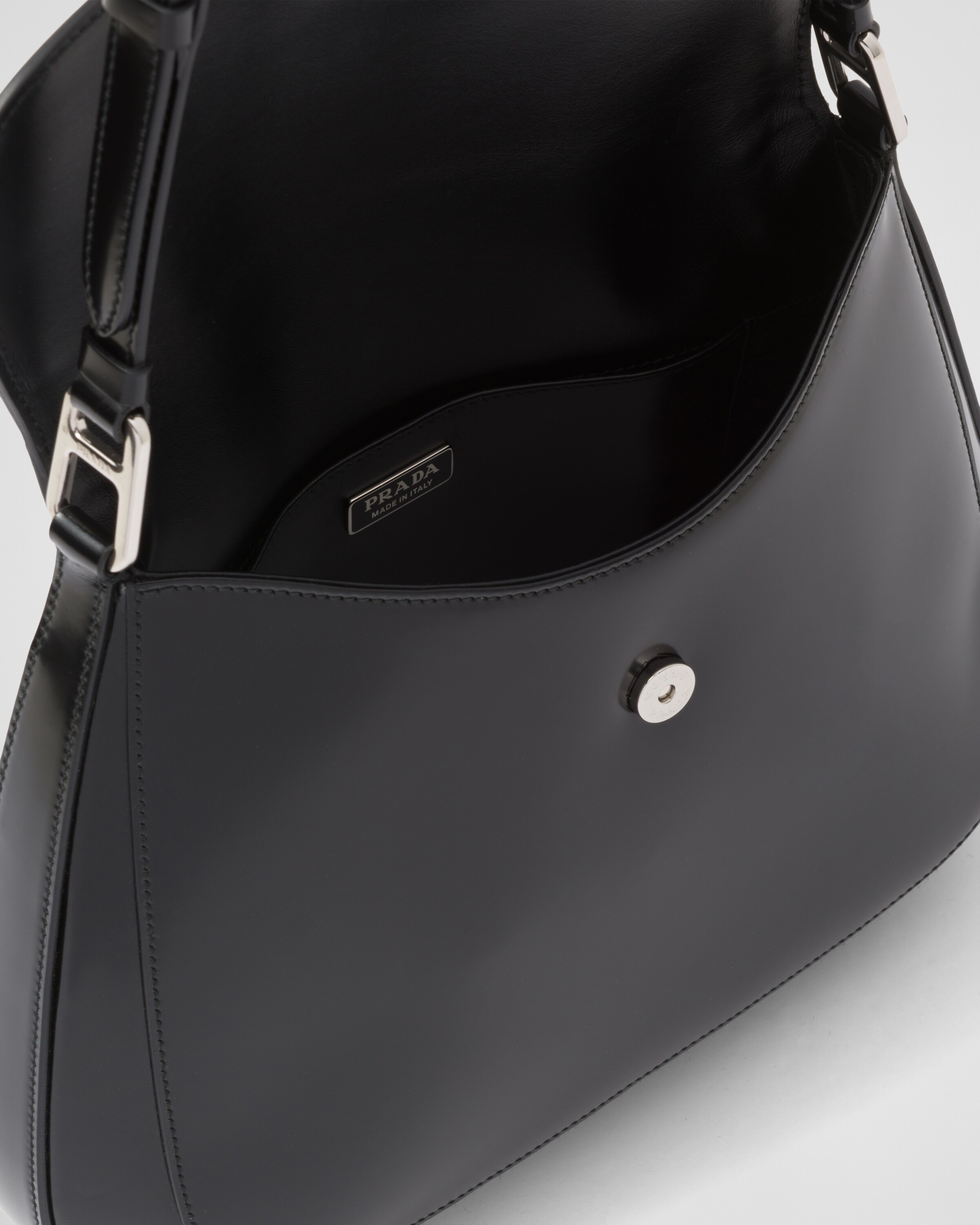 Prada حقيبة كتف Prada Cleo من الجلد المصقول، بطيّة 5