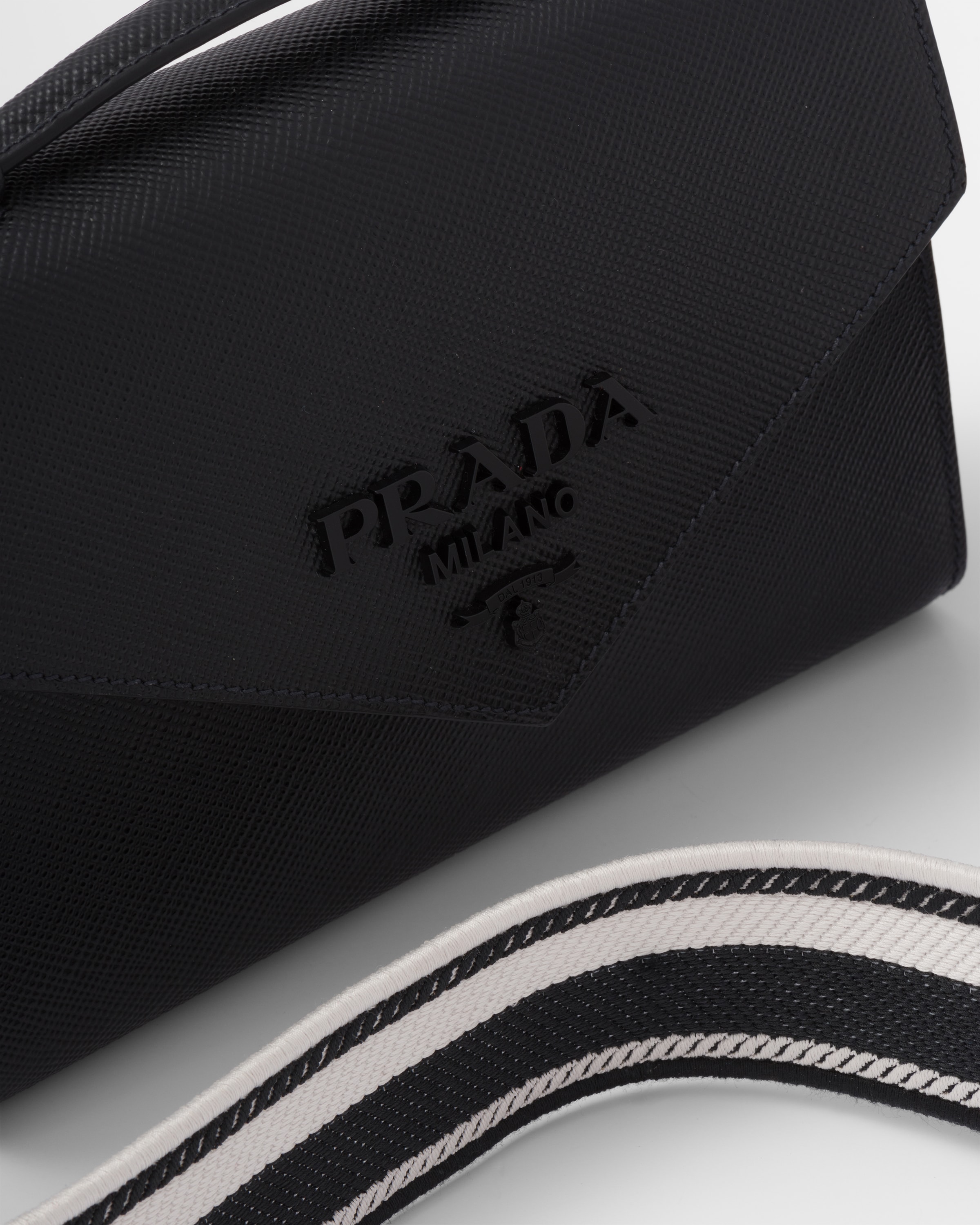 Prada حقيبة Prada Monochrome من الجلد والسافيانو 6
