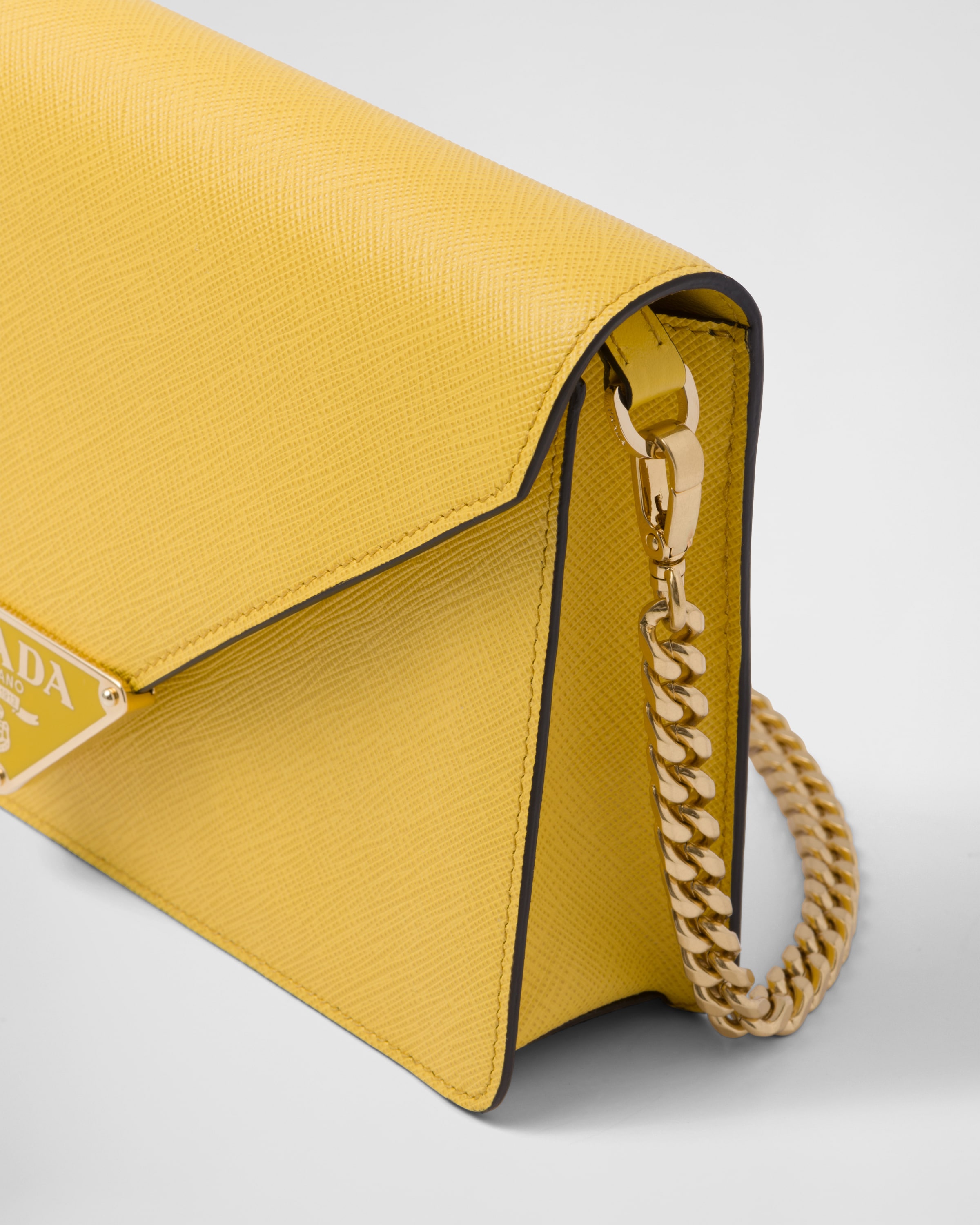 Prada حقيبة كتف من جلد سافيانو 7