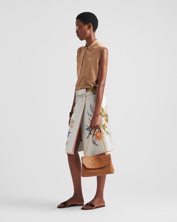 حقيبة كتف Prada Doux متوسطة الحجم من الجلد حقيبة كتف Prada Doux متوسطة الحجم من الجلد