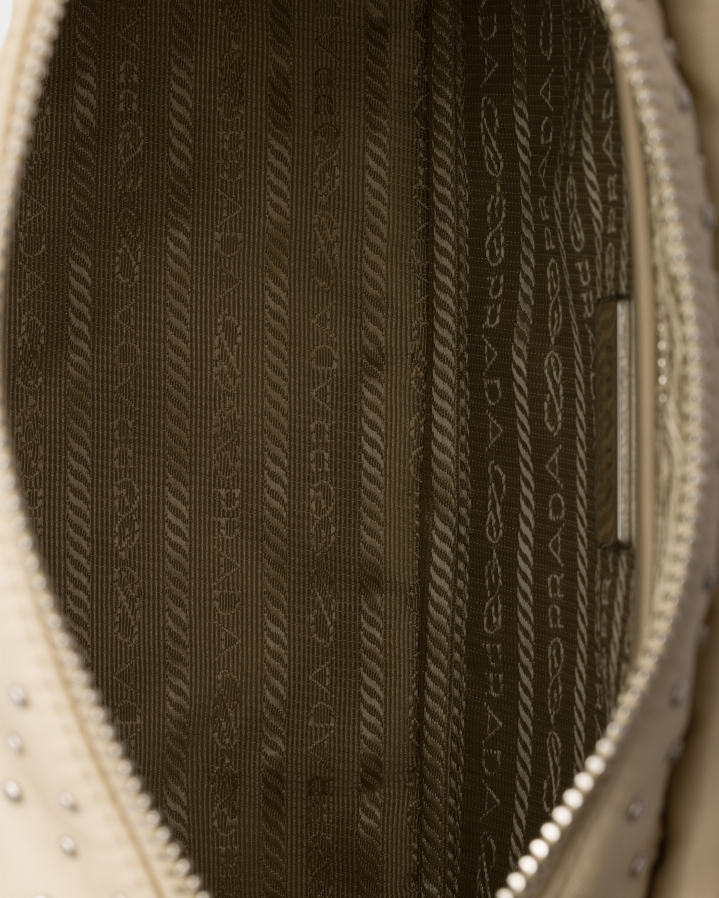 Schultertasche aus Re-Nylon mit Nieten