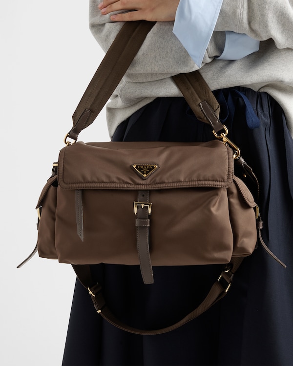 Bolsa de ombro Prada Explore grande em Re-Nylon - Siena Bolsa de ombro Prada Explore grande em Re-Nylon - Siena