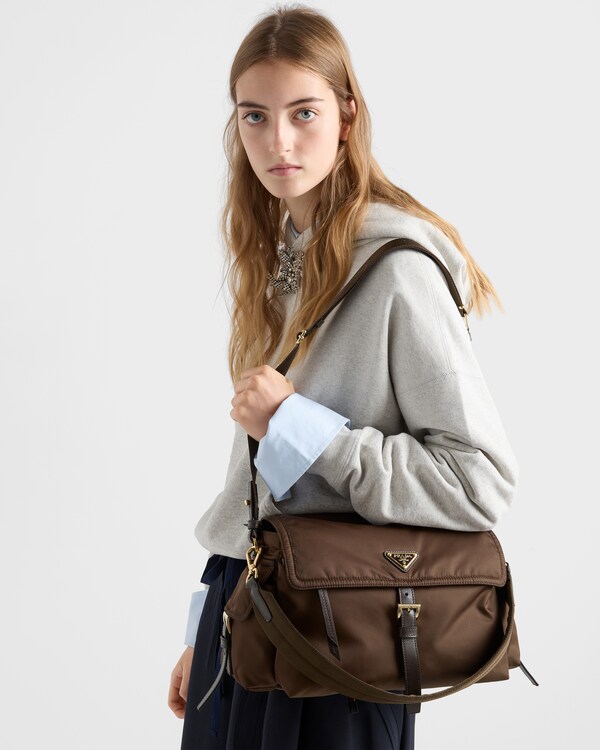 Bolsa de ombro Prada Explore grande em Re-Nylon - Siena Bolsa de ombro Prada Explore grande em Re-Nylon - Siena