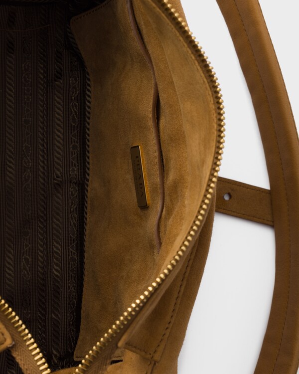 Sac daim Prada Explore medium en daim porté épaule Sac daim Prada Explore medium en daim porté épaule