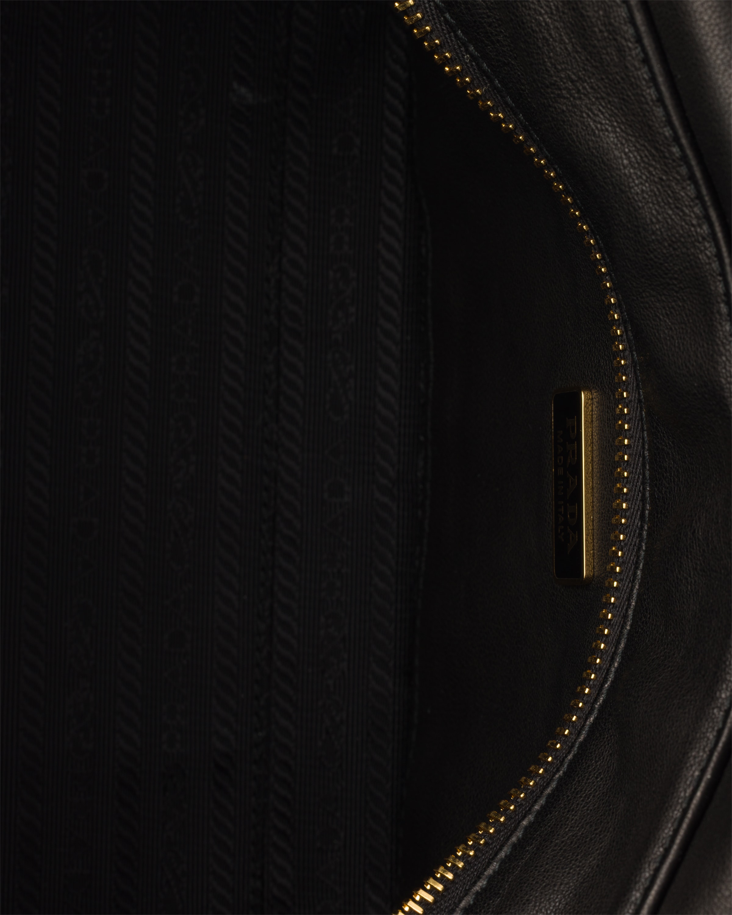 バッグ 00s PRADA leather docking shoulder bag Prada - Black Grain Leather Shoulder Bag | Mitchell Stores