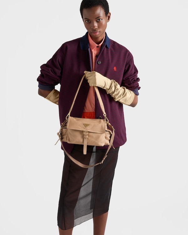 프라다 익스플로어 미디엄 나파 가죽 숄더백 - 샌드 베이지 프라다 익스플로어 미디엄 나파 가죽 숄더백 - 샌드 베이지