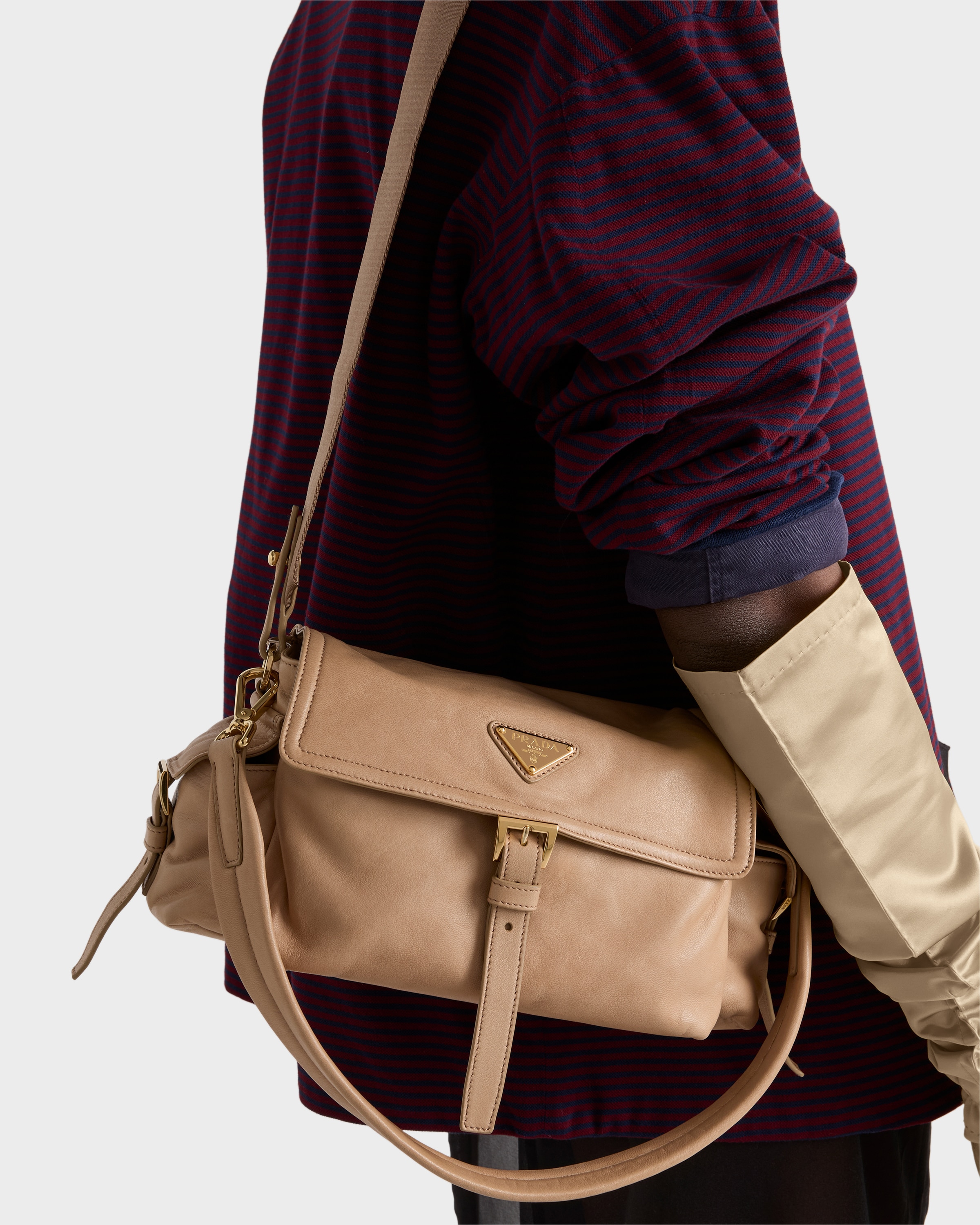 サンドベージュ プラダ エクスプローラ ナッパレザー ショルダーバッグ