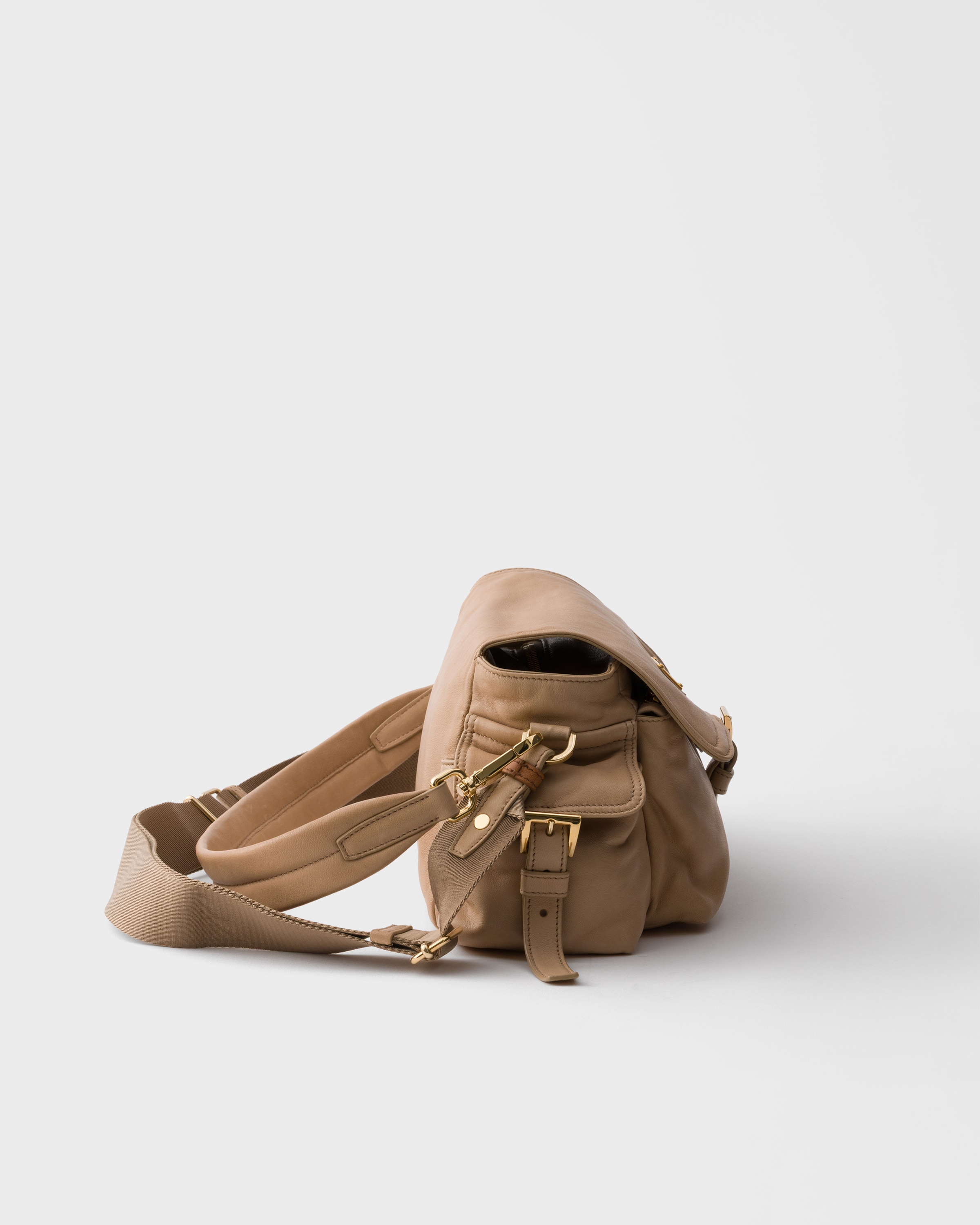 サンドベージュ プラダ エクスプローラ ナッパレザー ショルダーバッグ