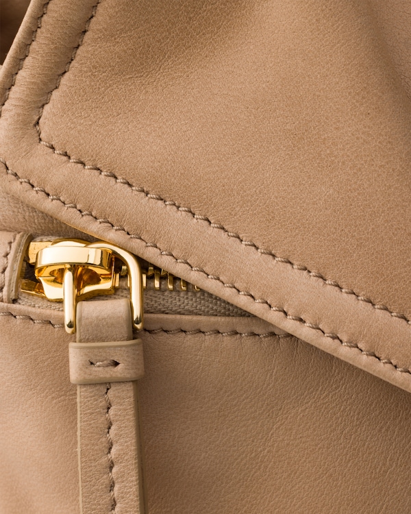 프라다 익스플로어 미디엄 나파 가죽 숄더백 - 샌드 베이지 프라다 익스플로어 미디엄 나파 가죽 숄더백 - 샌드 베이지