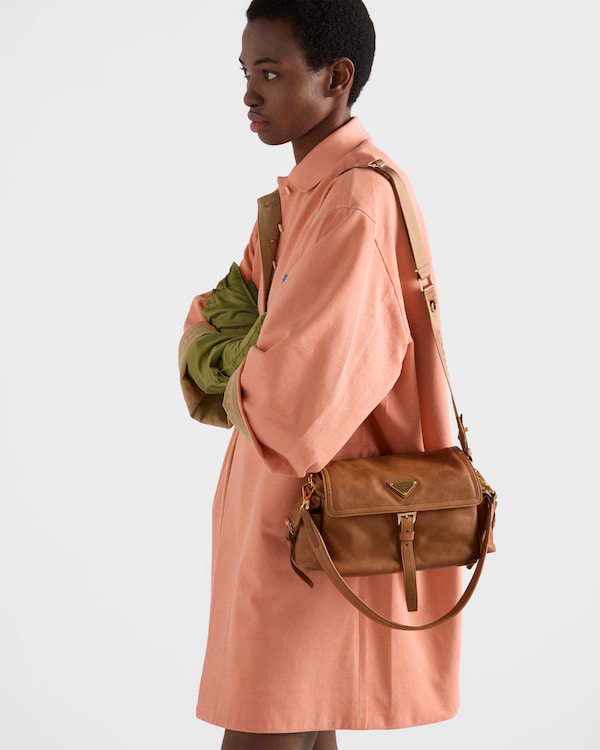 프라다 익스플로어 미디엄 나파 가죽 숄더백 - 캐러멜 프라다 익스플로어 미디엄 나파 가죽 숄더백 - 캐러멜