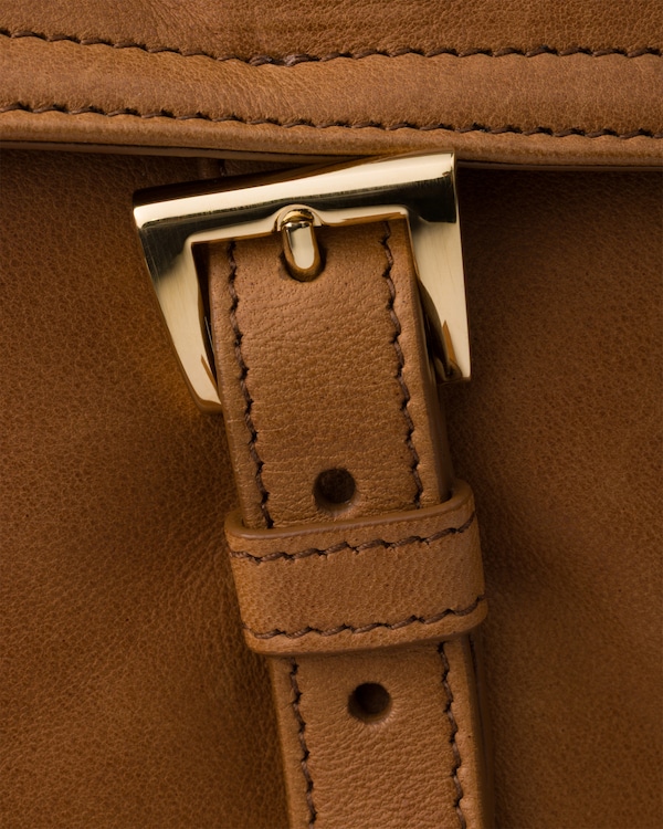 프라다 익스플로어 미디엄 나파 가죽 숄더백 - 캐러멜 프라다 익스플로어 미디엄 나파 가죽 숄더백 - 캐러멜