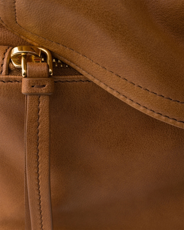 프라다 익스플로어 미디엄 나파 가죽 숄더백 - 캐러멜 프라다 익스플로어 미디엄 나파 가죽 숄더백 - 캐러멜