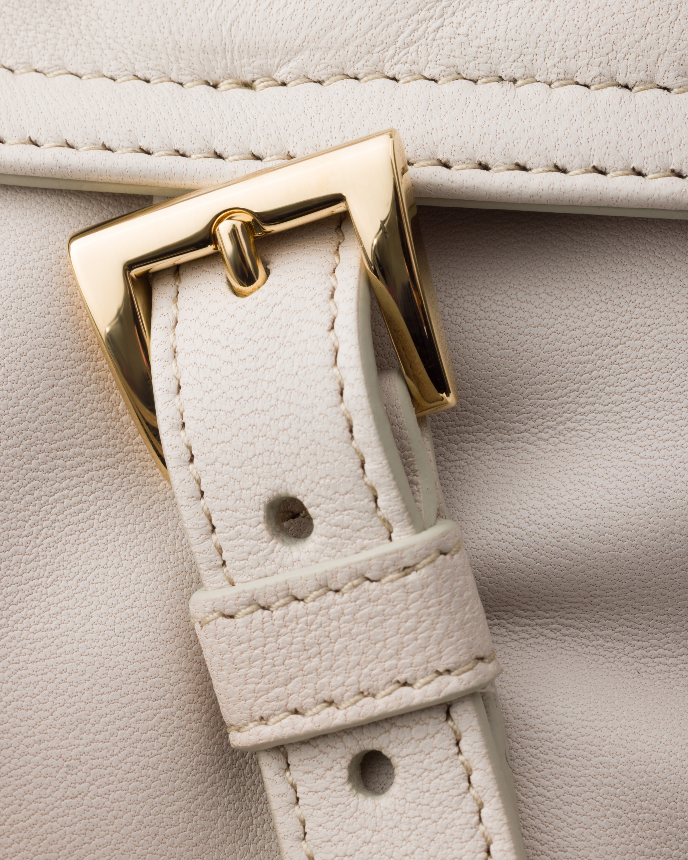 1/31 までPRADA prada-pr-a19v-14r1o1-hd-