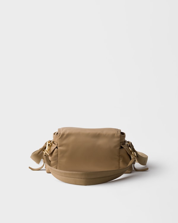 프라다 익스플로어 미디엄 리나일론 숄더백 - 카멜 브라운 프라다 익스플로어 미디엄 리나일론 숄더백 - 카멜 브라운