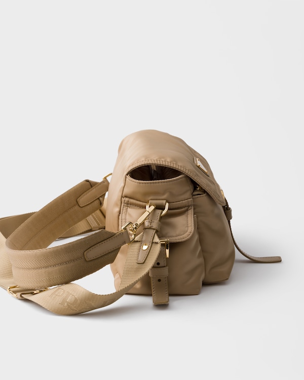 프라다 익스플로어 미디엄 리나일론 숄더백 - 카멜 브라운 프라다 익스플로어 미디엄 리나일론 숄더백 - 카멜 브라운