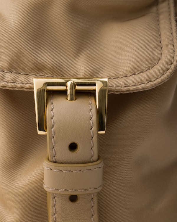 프라다 익스플로어 미디엄 리나일론 숄더백 - 카멜 브라운 프라다 익스플로어 미디엄 리나일론 숄더백 - 카멜 브라운