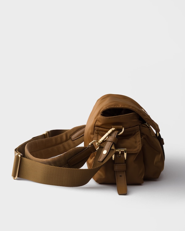 Bandolera Prada Explore mediana de Re-Nylon - Brandy Bandolera Prada Explore mediana de Re-Nylon - Brandy