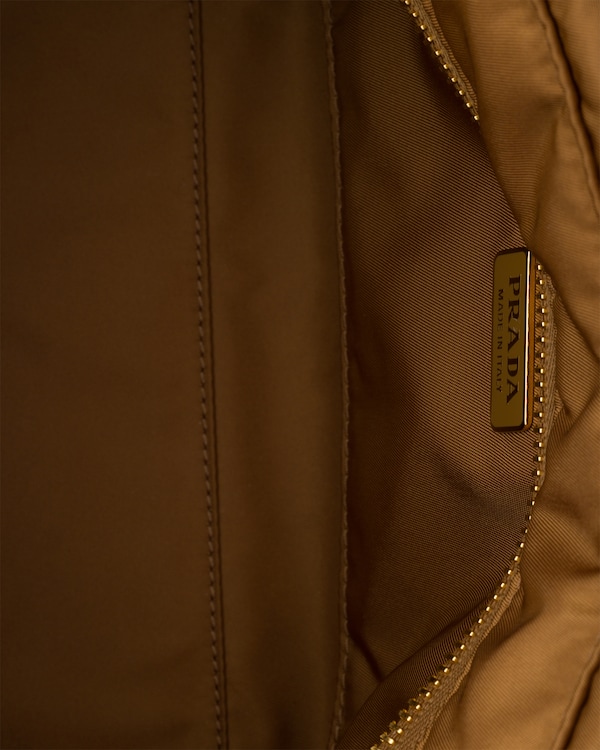 Bandolera Prada Explore mediana de Re-Nylon - Brandy Bandolera Prada Explore mediana de Re-Nylon - Brandy