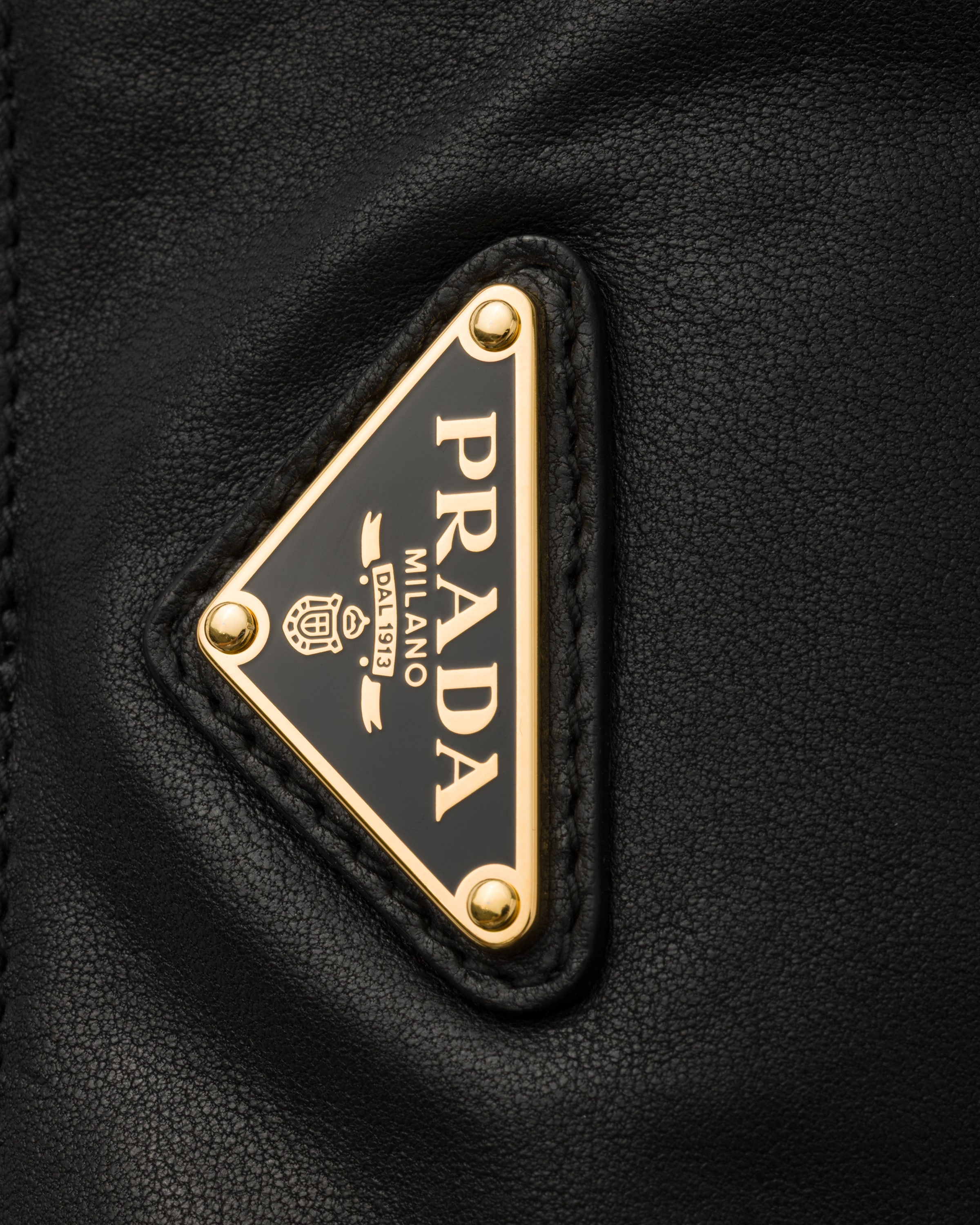 ブラック プラダ エクスプローラ ナッパレザー ミニバッグ | PRADA - 日本