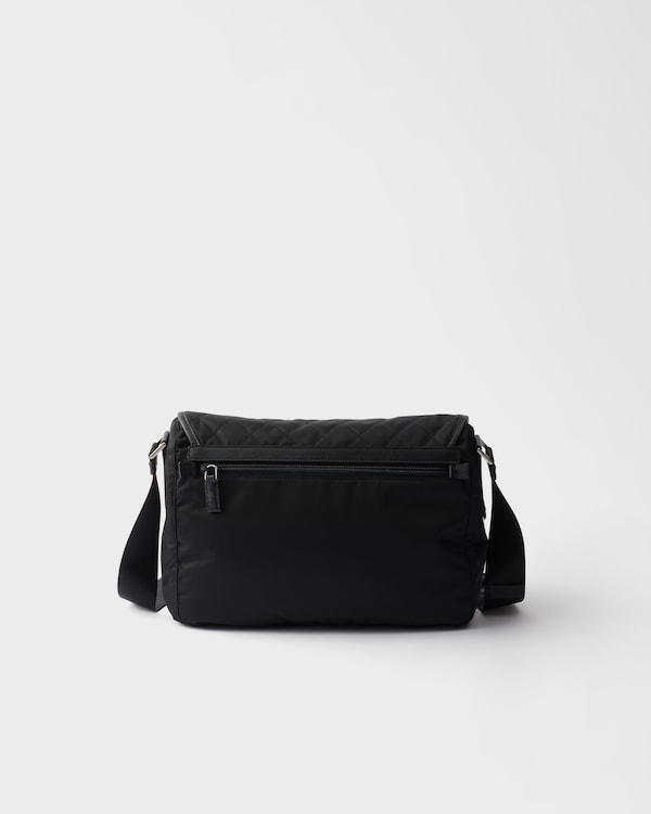 Grand sac porté épaule en Re-Nylon matelassé avec bordure en cuir Saffiano - Noir Grand sac porté épaule en Re-Nylon matelassé avec bordure en cuir Saffiano - Noir